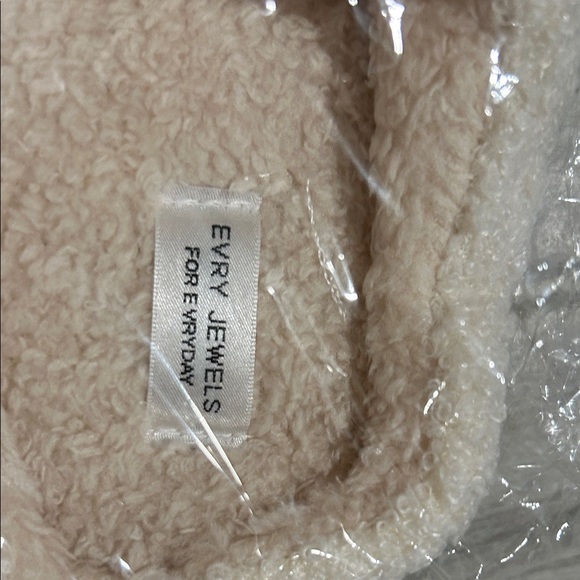 Cozy White Slippers with Red Bow - Picture 3 of 4